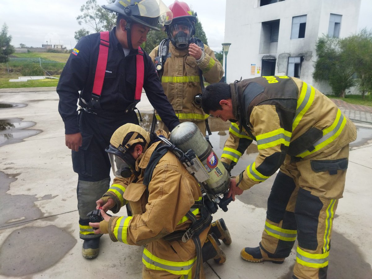 PrevencionSer's tweet photo. Comenzaron los entrenamientos del Curso de Operaciones Avanzadas Contra Incendios, iniciamos con reconocimiento de equipos de protección e intervenciones básicas. SER PREVENCION https://t.co/IW9rALKN4U https://t.co/3Bh7oSJdaE