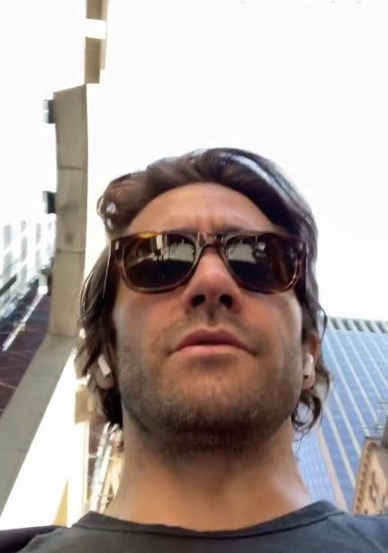 jakegyli's tweet photo. Walking with jake (:                                   

#JakeGyllenhaal https://t.co/P0OvP7eIwG