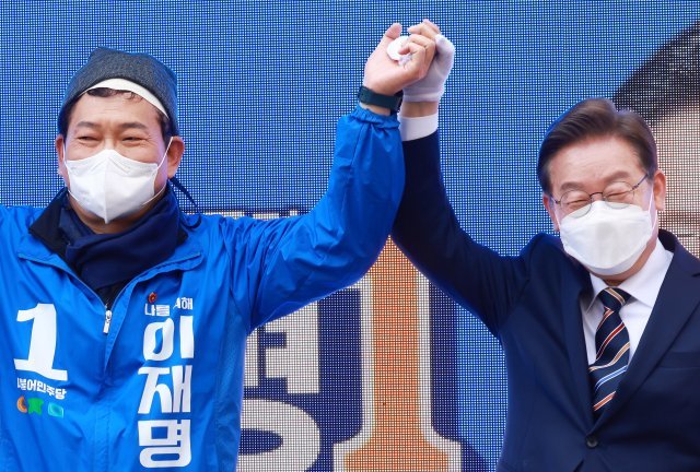 hss0331's tweet photo. 쇼하고있다!쇼하고있다!! 쇼하고있다!!!
니들이 하고 있는 짓거리 국민들은 다 알고 있다!!!!!

''짜고 치는 고스톱이라는 걸 !!!''
#송영길 #이재명 #민주당 #짜고치는고스톱 https://t.co/VpaRqlfGcq