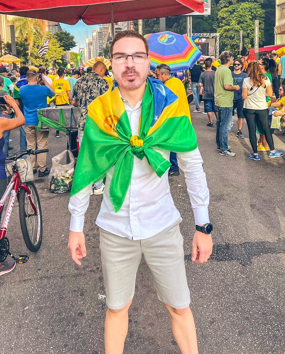 AleMarchi9's tweet photo. A foto desse gado bolsonarista de Miami é verdadeira? #RodrigoCoco #Constantino https://t.co/RaHaajDuCL