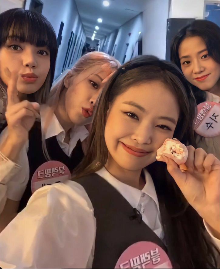 shvtpink's tweet photo. blackpink :< https://t.co/tnrx76UrOG
