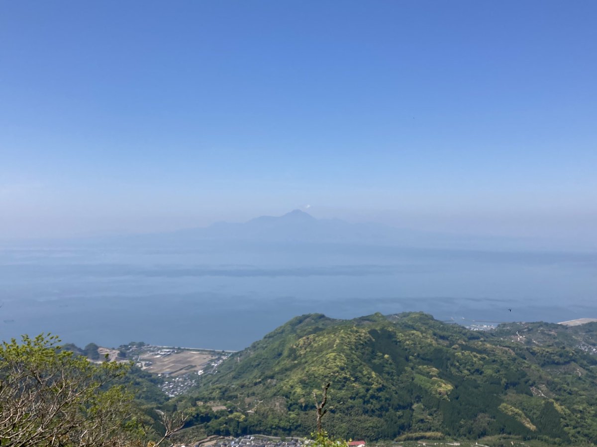 tomoya09151's tweet photo. 熊本・金峰山からみた雲仙普賢岳と熊本市街 https://t.co/IDCLzBlmv0