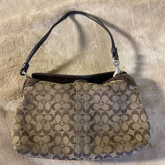 JesHallissey's tweet photo. So good I had to share! Check out all the items I'm loving on @Poshmarkapp #poshmark #fashion #style #shopmycloset #apple #coach: https://t.co/EHTup3kmI5 https://t.co/SjMtkXOuO6