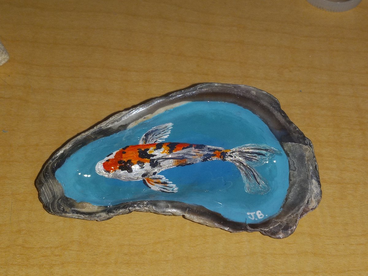 Jmonroe1989's tweet photo. Acrylic painting in an oyster shell. #coyfish #fish #painting #ArtistOnTwitter #art #artist #acrylicpainting #shellart https://t.co/GdMr4Lco0F