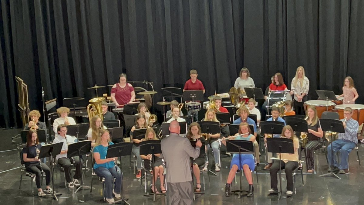 ashsummers131's tweet photo. Shout out to all the amazing musicians tonight and their teachers! You all did a wonderful job! Love being able to watch former students being amazing! Way to go Dist 168!! #wfredbirds #ThankATeacher https://t.co/XQDY0Q8Ro1