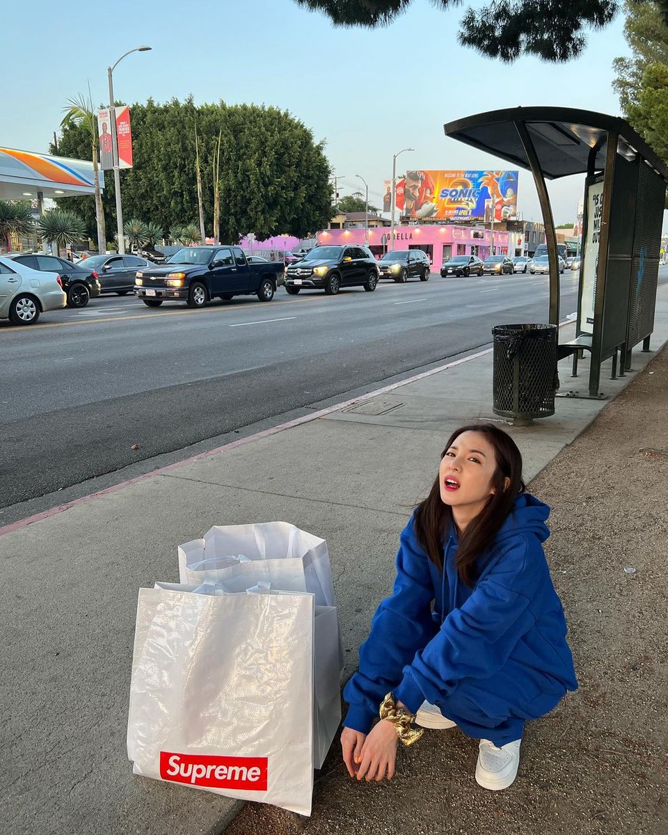 [ssantokki_xxi]
🔗: instagram.com/p/CdH5xX8Lzba/…

"Story behind shopping. You walk 10,000 steps when you shop, so you gain the strength of lifting heavy bags. But... This is what happens when you walk for a long time while carrying heavy bagsㅋㅋㅋ"

#SandaraPark #산다라박 #DARA #다라