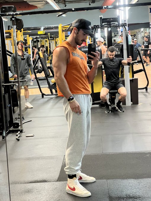 late night 🫡 https://t.co/ZvU8m1zYbb