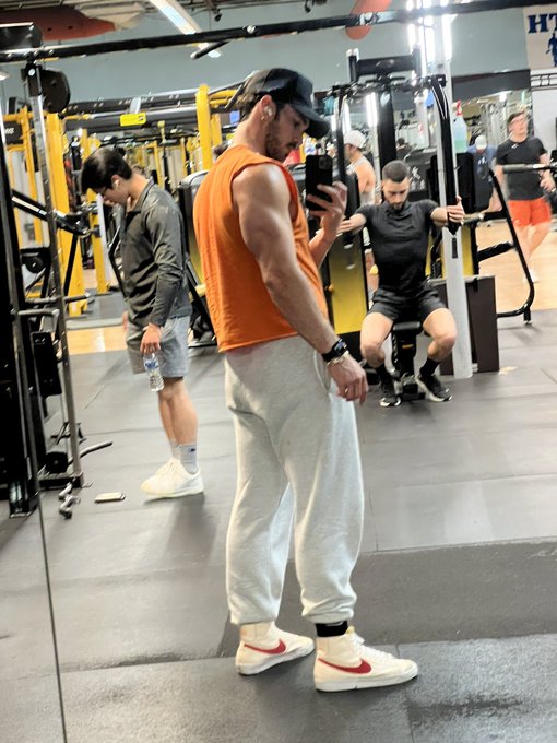 late night 🫡 https://t.co/ZvU8m1zYbb