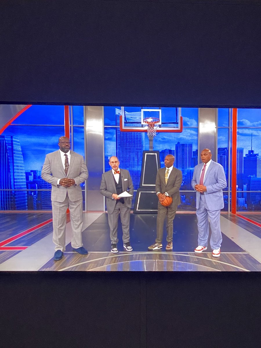 C_Mouzin's tweet photo. Charles Barkley is 6’6” and 270 lbs and somehow still looks like he’s Shaq’s 14 year old son @NBAonTNT https://t.co/58i7r1WJVX