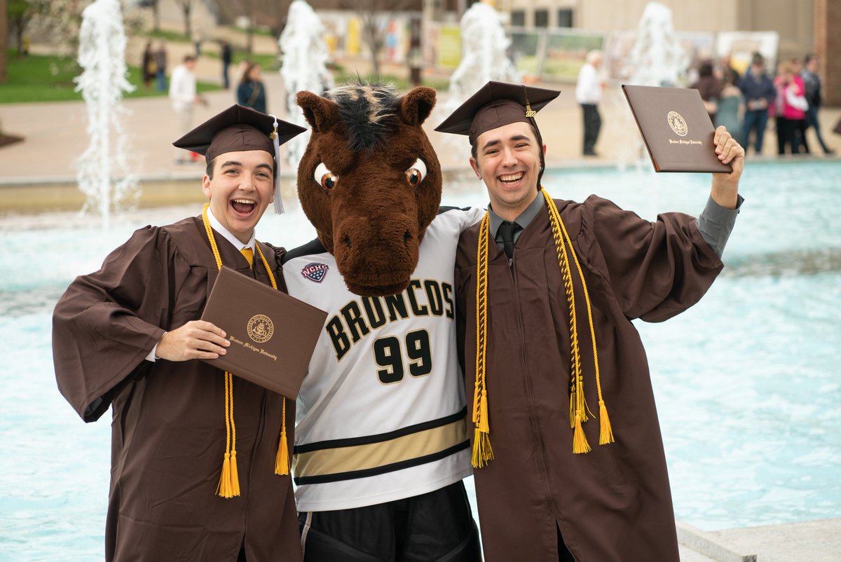LeeHonorsCol's tweet photo. A few more photos from @WesternMichU Commencement featuring our spring @LeeHonorsCol grads. Congratulations, #HonorsBroncos--now go show the world what you can do! π΄ππ #WMUGrad https://t.co/5bx4cIgd5W