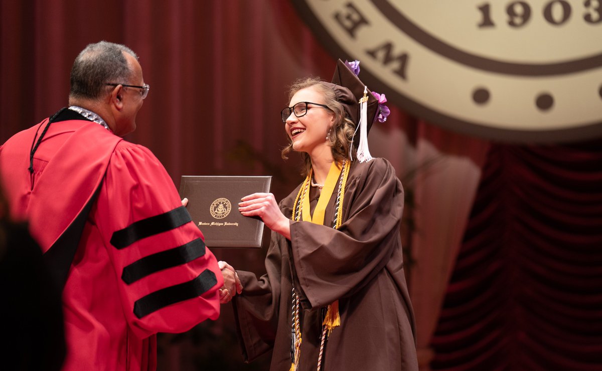 LeeHonorsCol's tweet photo. A few more photos from @WesternMichU Commencement featuring our spring @LeeHonorsCol grads. Congratulations, #HonorsBroncos--now go show the world what you can do! π΄ππ #WMUGrad https://t.co/5bx4cIgd5W