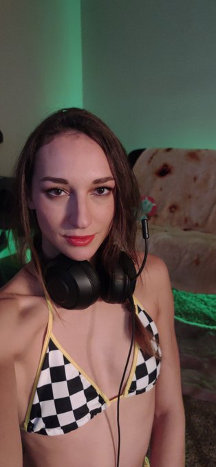 So I'll be Livestreaming on Twitch and Onlyfans tonight in a few minutes ? https://t.co/FGfTF7cSvV