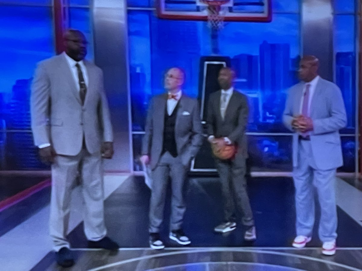 kmkent's tweet photo. @SHAQ is not a small man. #NBAonTNT https://t.co/vjWYsYqNHk