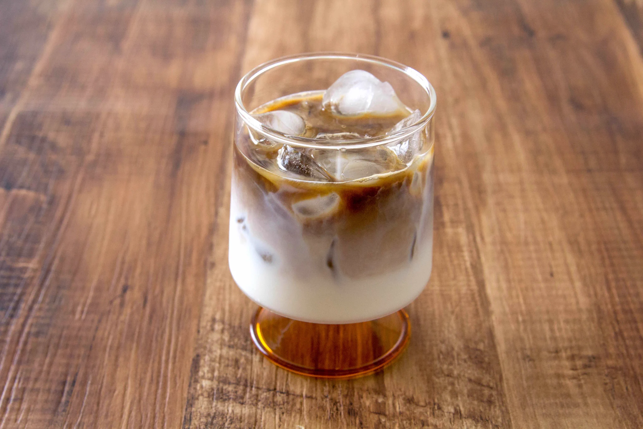 冷たい飲み物が欲しくなるこれからの時期に良さそう！簡単で美味しそうな「アイスラテ」レシピ！