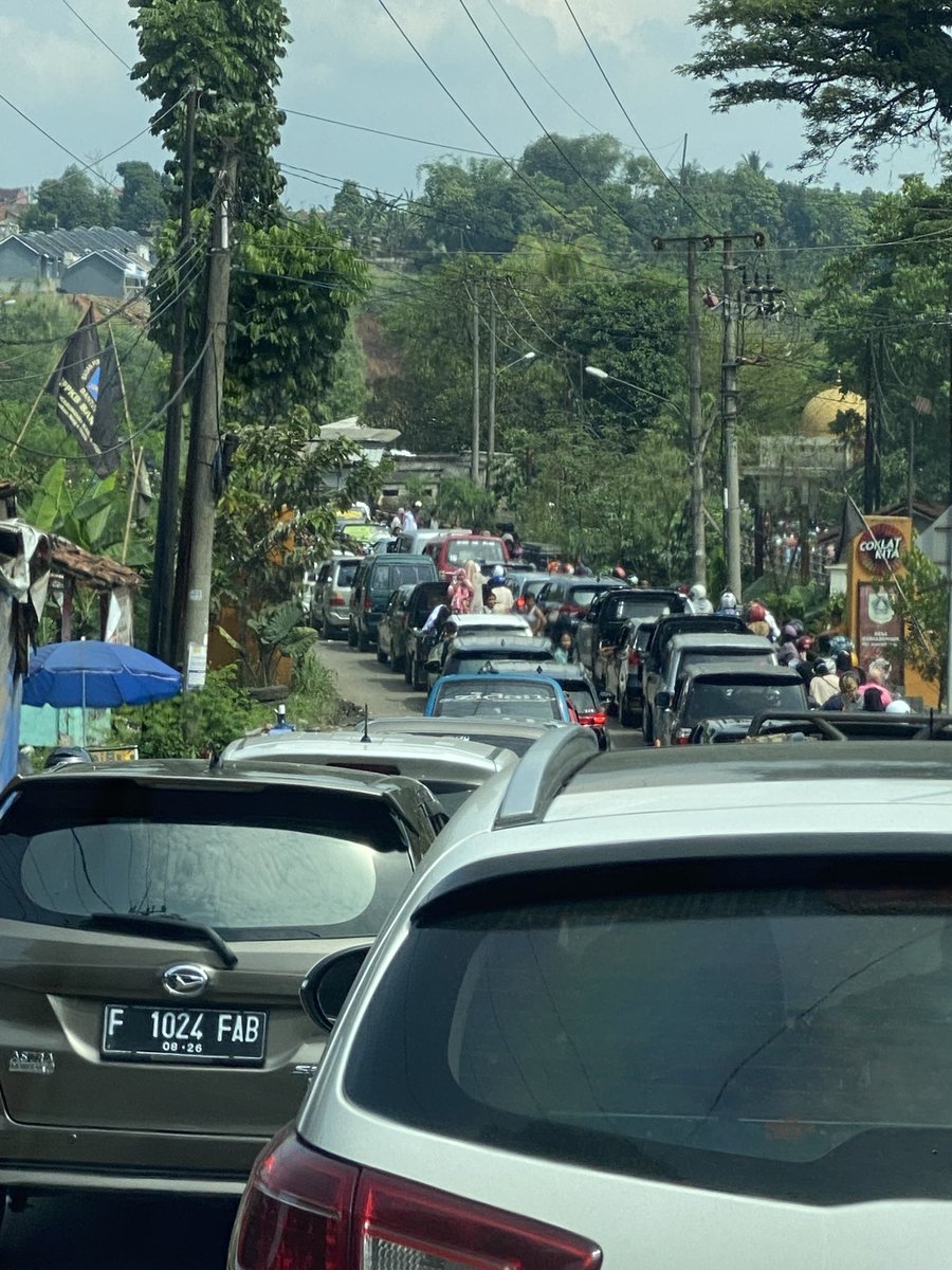 Tolong dibantu kenapa setengah Jam ga gerak sama sekali di Jalan Letnan Sukarna Ciampea Kab Bogor ⁦<a href="/RadioElshinta/">Radio Elshinta</a>⁩ ⁦<a href="/NTMCLantasPolri/">KorlantasPolri.Ntmc</a>⁩ ⁦<a href="/RTMC_PoldaJabar/">RTMC_PoldaJabar</a>⁩