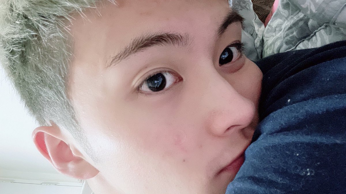 Ieemarkees's tweet photo. the way mark sends us photos before going to sleep and after waking up :( https://t.co/BPXanickIv