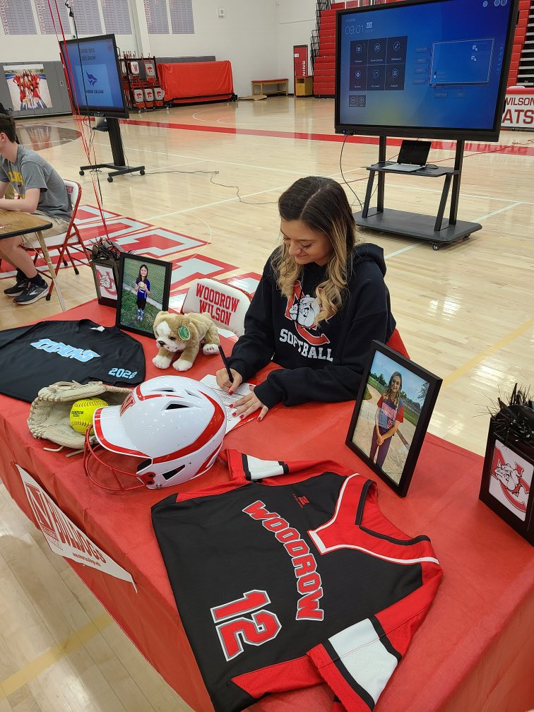 CaitlynGloria's tweet photo. IT’S OFFICIAL!!!!! Signing Day ✅I want to say a huge thank you to my coaches for pushing me. I want give my parents a huge thank you for always supporting me through everything and all the sacrifices they made over the past couple of years. @NCDAWGSSoftball @WoodrowHigh https://t.co/xJz1gedBOL
