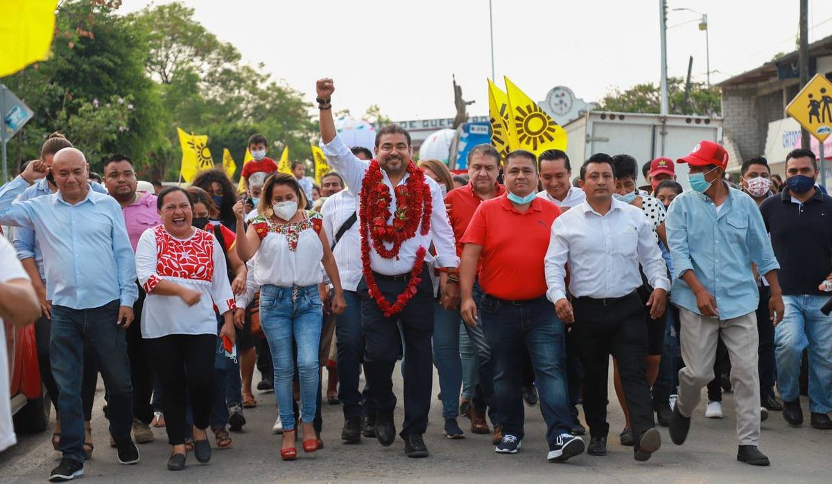 elreporteinfo's tweet photo. Con acto multitudinario en el que mostraron apoyo, habitantes de #Cuilapan recibieron al candidato del #PRI-#PRD, @_AvilesAlvarez.
"Me siento muy contento de terminar este día aquí. Vamos a ganar porque somos el proyecto que garantiza certeza y seguridad a las familias". #Oaxaca https://t.co/4hPIVOaLK7