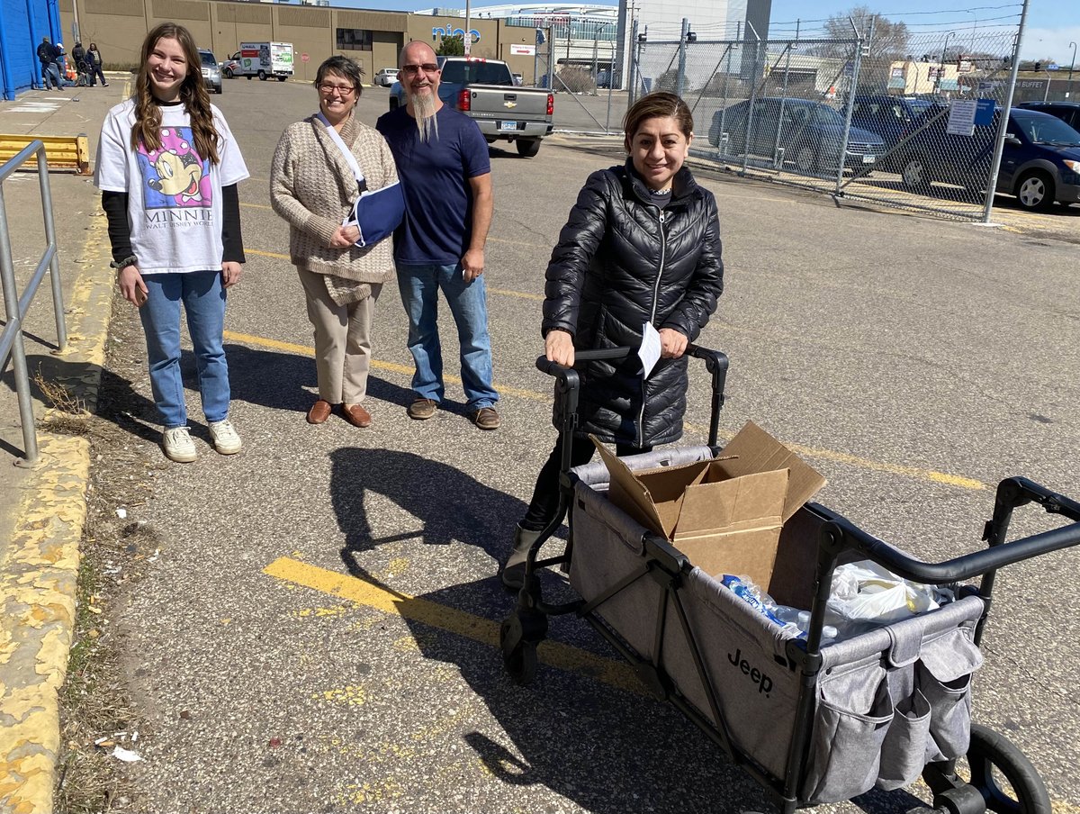 SourceMN's tweet photo. It was a perfect day for a Source street outreach! We want to thank Gandhi Mahal’s Curry in a Hurry for providing the  delicious meals we distributed to those experiencing homelessness and poverty in our neighborhood. #FeedMpls https://t.co/TFVO28pnXr