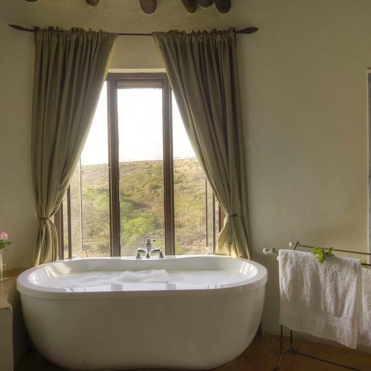 starlucktrv's tweet photo. The Emakoko, secluded and quiet in a stunning location on the edge of Nairobi National Park. Morning and/or evening game drives in the Park can be organized. A perfect lodge for a weekend getaway. https://t.co/nhTY695sV1