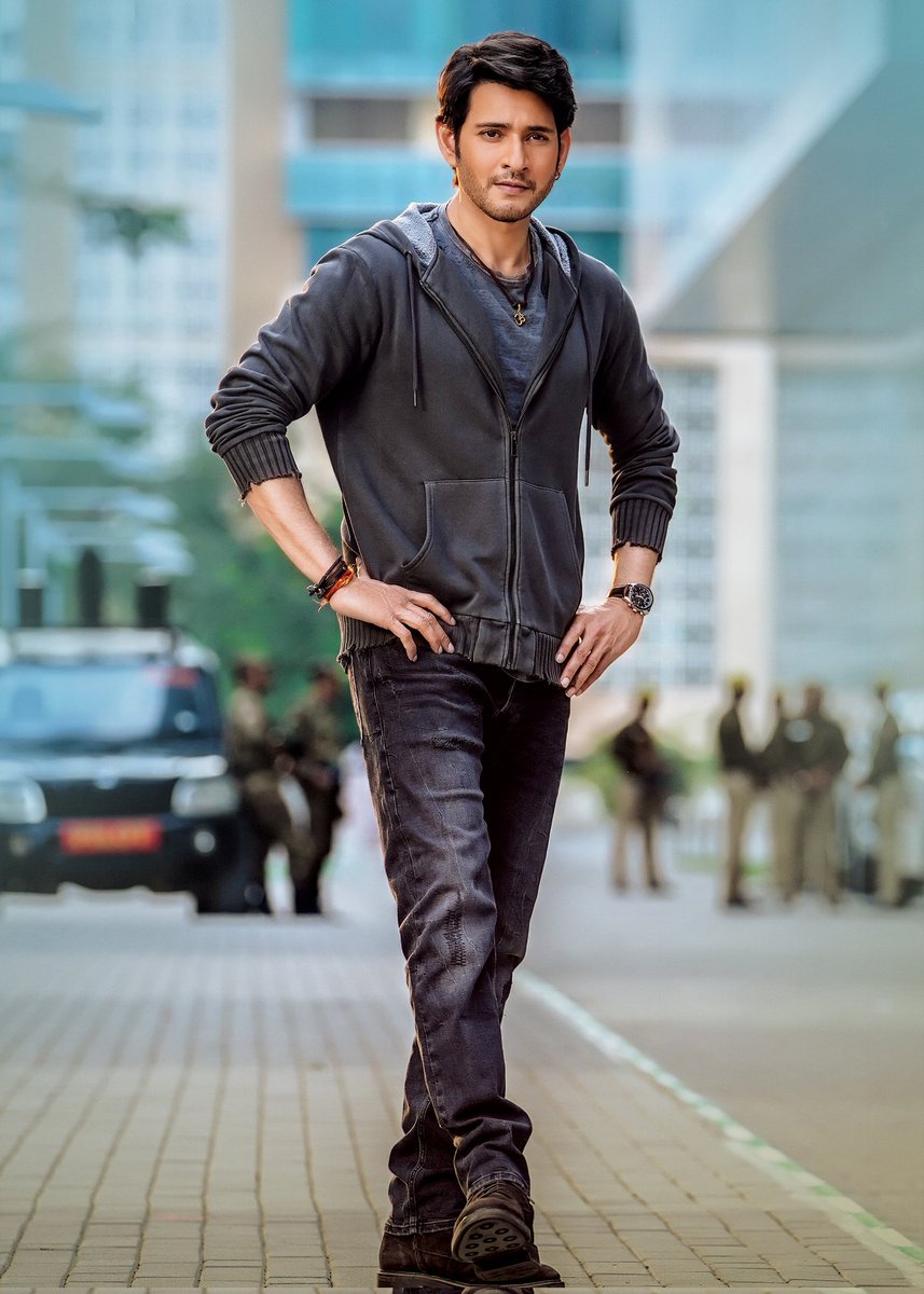 SUPER STAR on SKATE BOARD 🤩
Skate meeda goons ni kodithe gallo ala egiri egiri padataru 
@urstrulyMahesh anna action
#RamLakshman master fights
@MusicThaman terrific BGM 
@ParasuramPetla anna direction 
Amma denamma excitment 🥵
#SarkaruVaariPaata 🔔
#Durga_BandaruSanthoshYouth