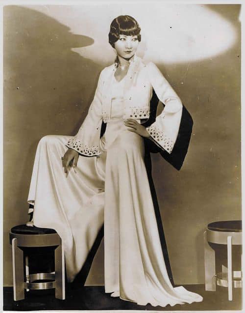 A glorious Anna May Wong in an absolutely fabulous  1930's outfit.  #annamaywong #1930s #oldhollywood #vintageclothing #fashion #vintagehollywood #glamour