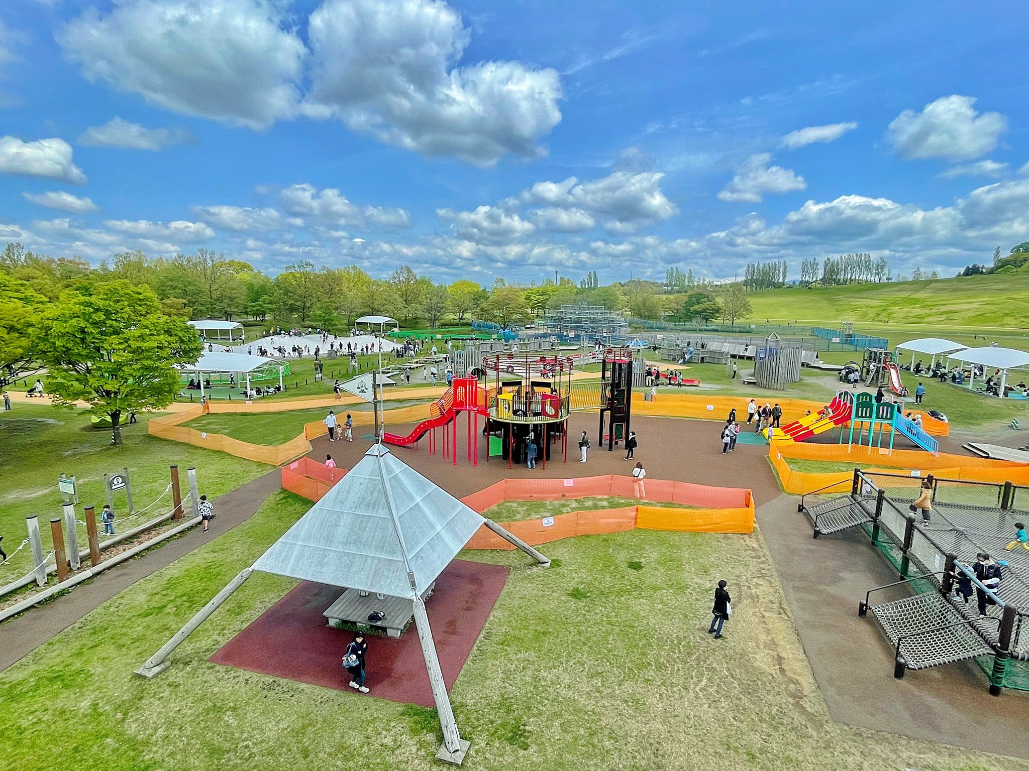 わんびー Yuji Yamamoto 3歳 10歳位の子供がいたら一度は訪れて欲しい公園が長岡の越後丘陵公園 大人気のぴょんぴょんトランポリンにターザンロープ そして芝生のソリと1日いて飽きない圧倒的な遊具の数 更に夏場は巨大な水遊び場がオープンします