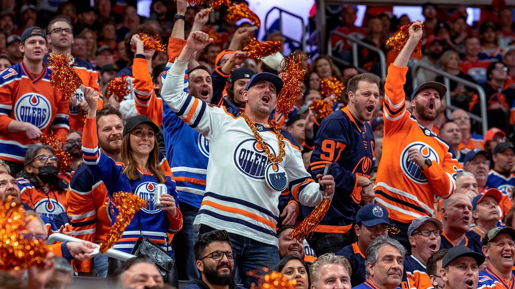 EdmontonOilers's tweet photo. The WAY you brought it last night. 🤯

We'll need you tomorrow too. 

#LetsGoOilers https://t.co/H8PSbzr5Kn
