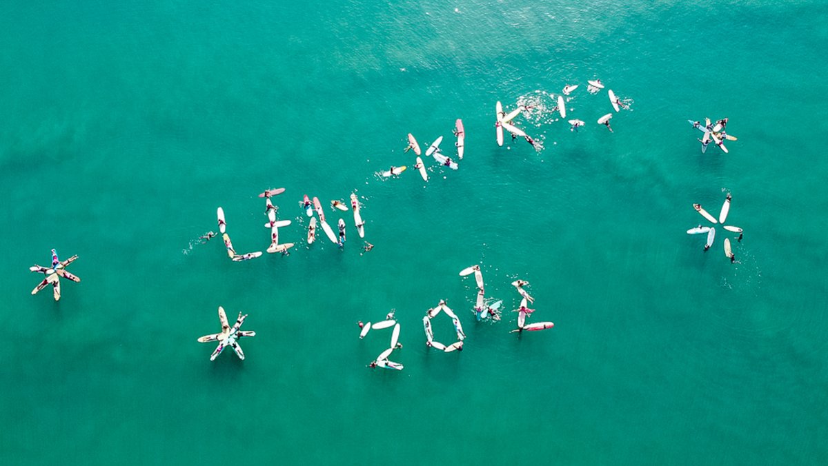 News5PH's tweet photo. Iginuhit sa tubig ng 76 surfers at 50 non-surfers sa Baler, Aurora ang kanilang pagsuporta sa kandidatura nina Vice Pres. Leni Robredo at Sen. Kiko Pangilinan sa kanilang paddle out event.

📸: Princess Tarroza/ Aerial photo ni Chesca Co https://t.co/P6cJhRo7nr