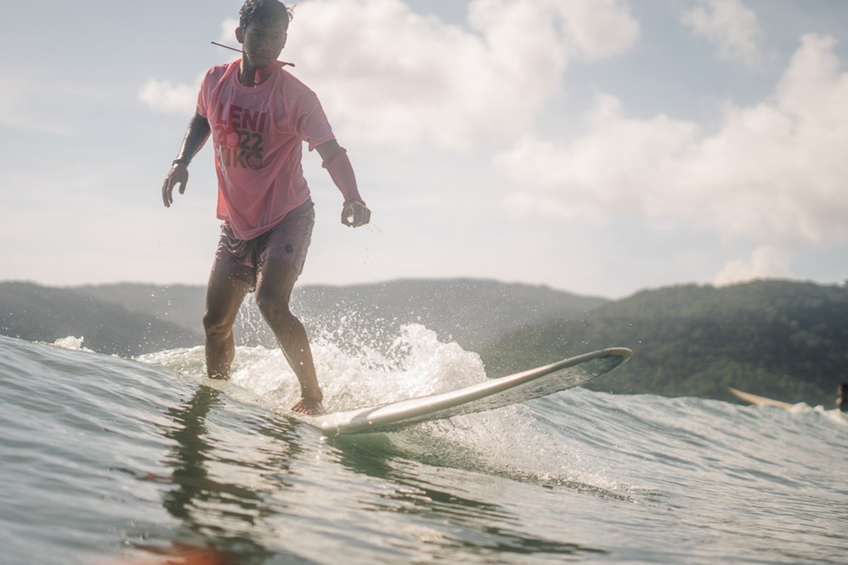 News5PH's tweet photo. Iginuhit sa tubig ng 76 surfers at 50 non-surfers sa Baler, Aurora ang kanilang pagsuporta sa kandidatura nina Vice Pres. Leni Robredo at Sen. Kiko Pangilinan sa kanilang paddle out event.

📸: Princess Tarroza/ Aerial photo ni Chesca Co https://t.co/P6cJhRo7nr