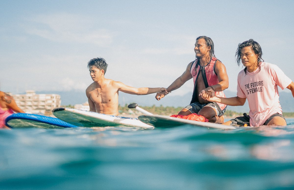 News5PH's tweet photo. Iginuhit sa tubig ng 76 surfers at 50 non-surfers sa Baler, Aurora ang kanilang pagsuporta sa kandidatura nina Vice Pres. Leni Robredo at Sen. Kiko Pangilinan sa kanilang paddle out event.

📸: Princess Tarroza/ Aerial photo ni Chesca Co https://t.co/P6cJhRo7nr