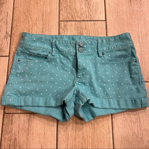 cecarr2010's tweet photo. So good I had to share! Check out all the items I'm loving on @Poshmarkapp #poshmark #fashion #style #shopmycloset #lillypulitzer #disney: https://t.co/vPGHGLql1s https://t.co/k4Zd8DCz3R