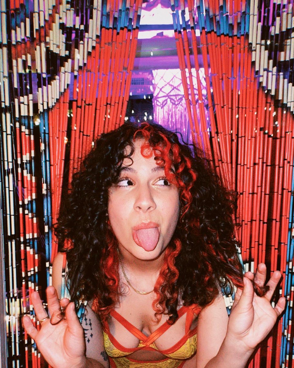 m00nsshine's tweet photo. i’m getting rid of the red in my hair this month so here are four pics that make me happy i leaned into my edge ❤️‍🔥❤️‍🔥❤️‍🔥 https://t.co/ijlSpyHfJu