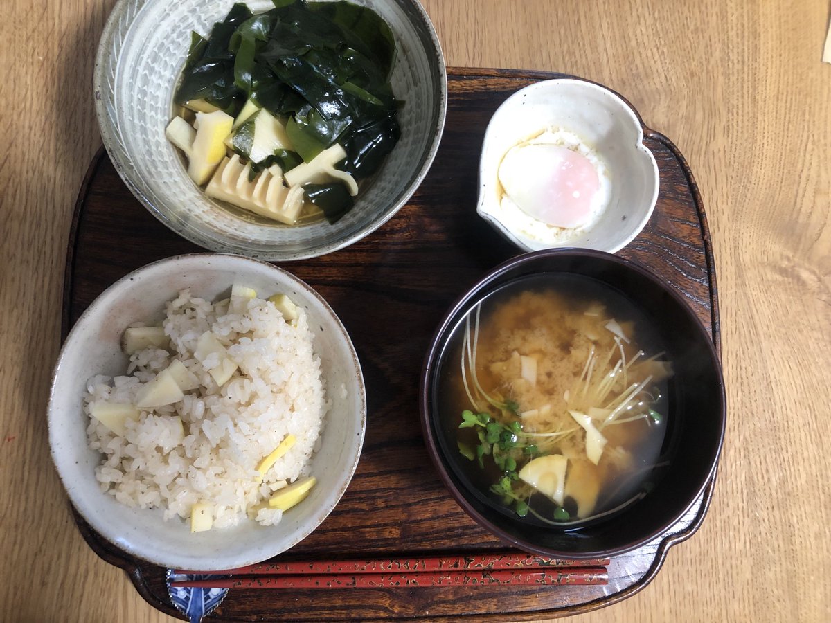 昨日いただいた筍でさっそく筍づくしの昼ごはん。おいしい！　筍味噌汁、筍ごはん、若竹煮。最近は岩手の生わかめが近所でも買えるのがありがたい。タンパク質補給に温泉卵を🥚。