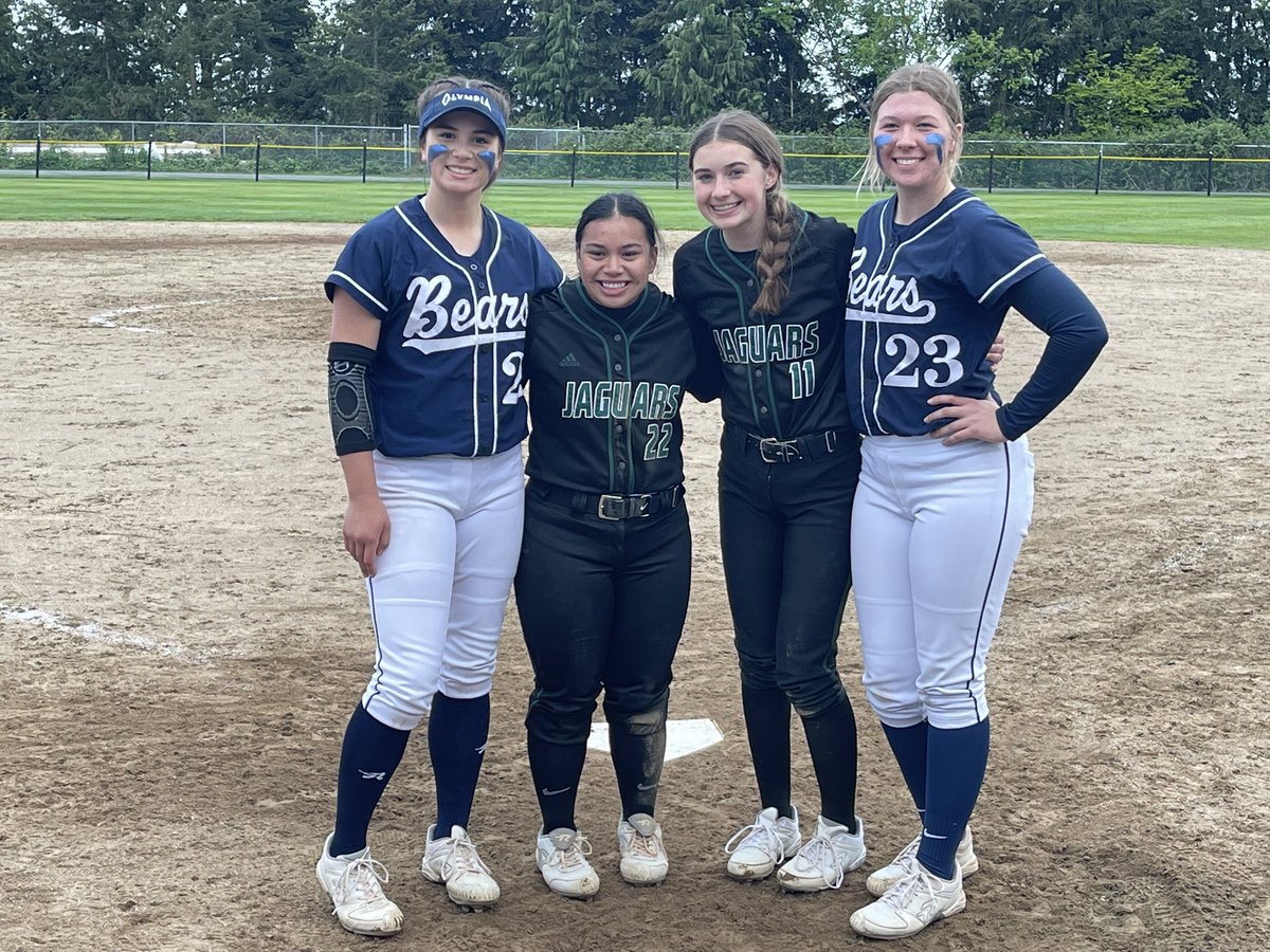 Ladyhawks in the house! ❤️🤍💙