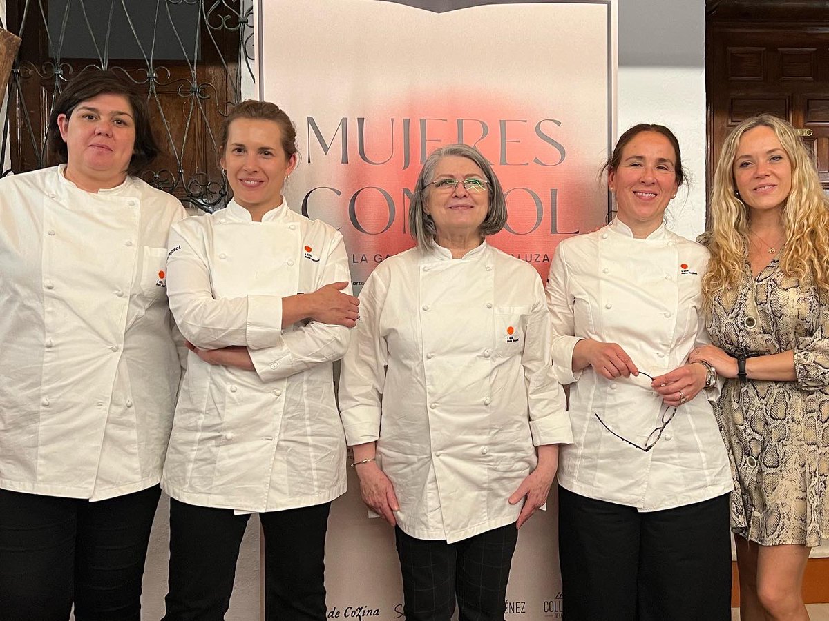juliaplozano's tweet image. Esta semana la sección “Mujeres que cuentan” está dedicada a las “mujeres con sol” Un grupo de profesionales andaluzas que se reunieron en #antequera para cocinar y reflexionar sobre el papel de la #mujer en #hosteleria gastroactitud.com/pista/cocinera… vía @GASTROactitud