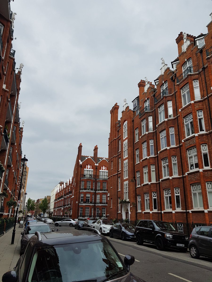 London is enchanting and fascinating! A perfect combination of NY and Paris, keeping the best of each! Gotta love London! ❤💫🥰
#London