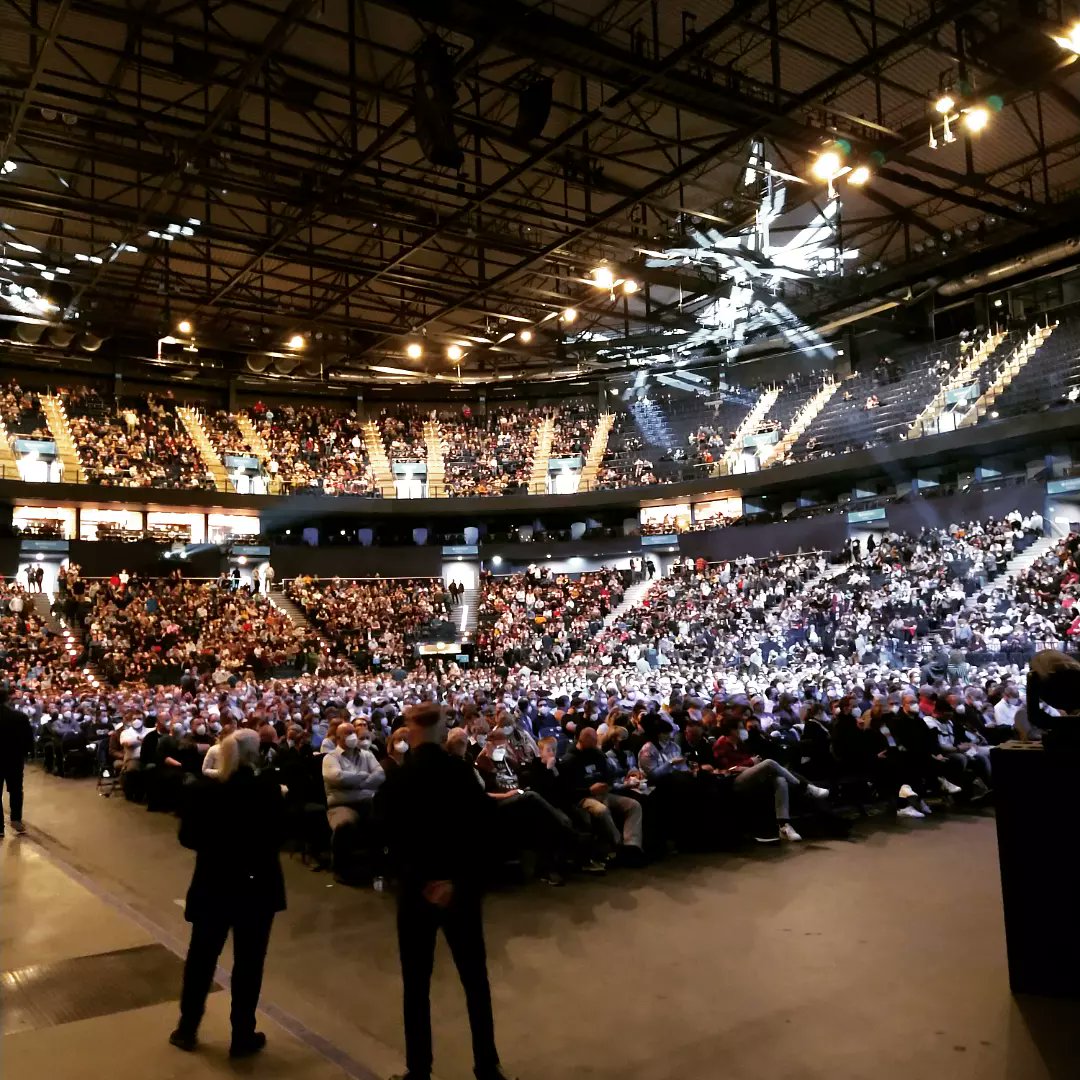 theorangecase's tweet photo. HAPPY #StarWarsDay!
After 3 years the long postponed #StarWarsInConcert with #ReturnOfTheJedi in #BarclaysArena #Hamburg, with #FilmorchesterBabelsberg under the masterful guidance of the most nerdy conductor you could have, @conductorben!
#StarWars #Cello #Nerd #TheOrangeCase https://t.co/DjlVrH9mt2