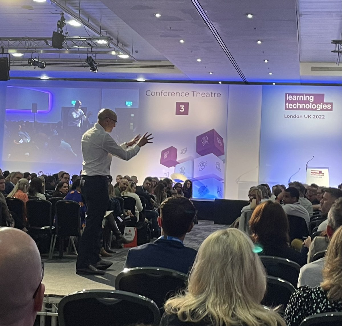 ams_leo's tweet photo. @matthewsyed kicking off the day 💡‘Growth mindset - surround yourself by people who think differently. Learn from each other in a mutually supportive environment’ #LT22UK https://t.co/dlDbXi9jYB
