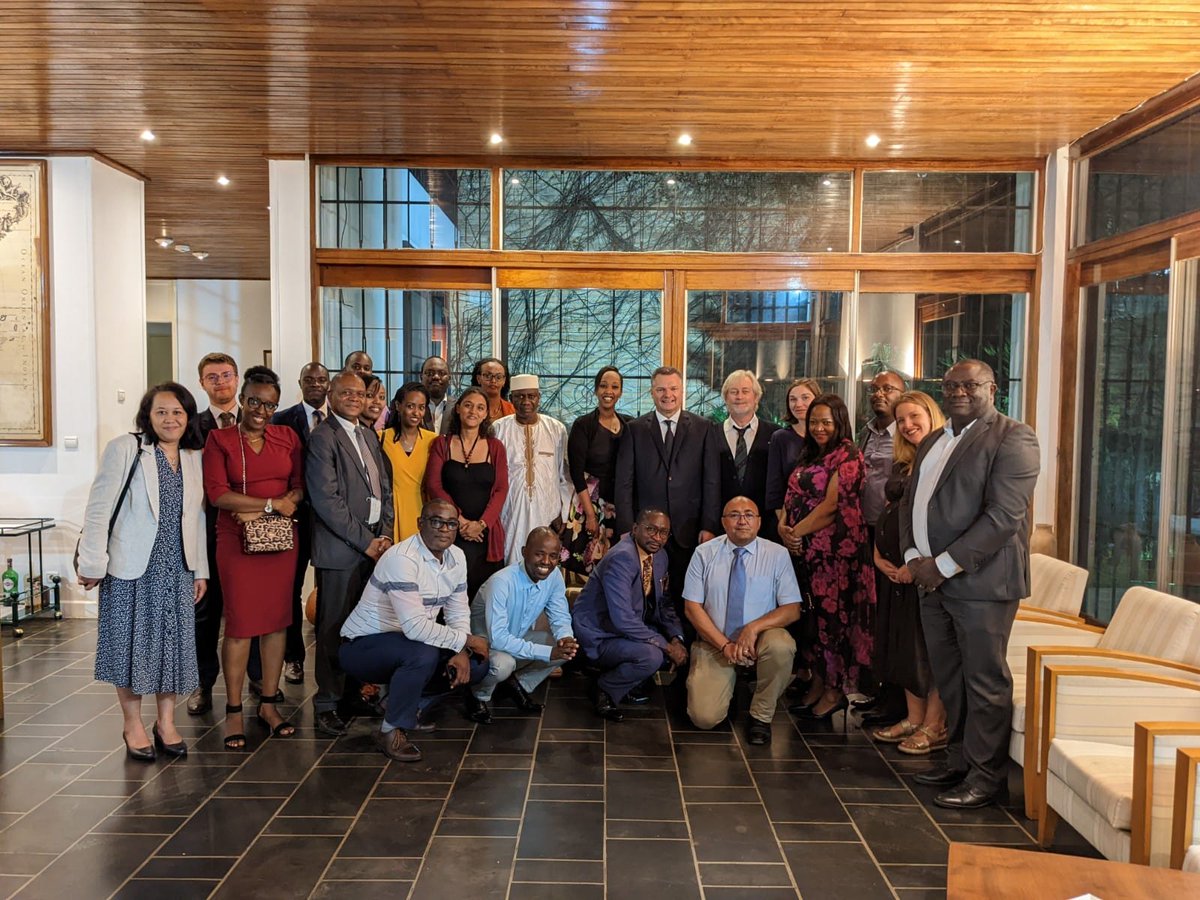 Réception avec les membres du CA, les enseignants et les personnels administratifs de l'Ecole francophone Antoine de Saint-Exupéry, en présence de la Ministre de l'Education 🇷🇼 <a href="/Dr_Uwamariya/">Dr. Valentine Uwamariya</a> 
<a href="/nsanganirwe/">sandra nsanganirwe</a>
<a href="/aefeinfo/">AEFE</a>