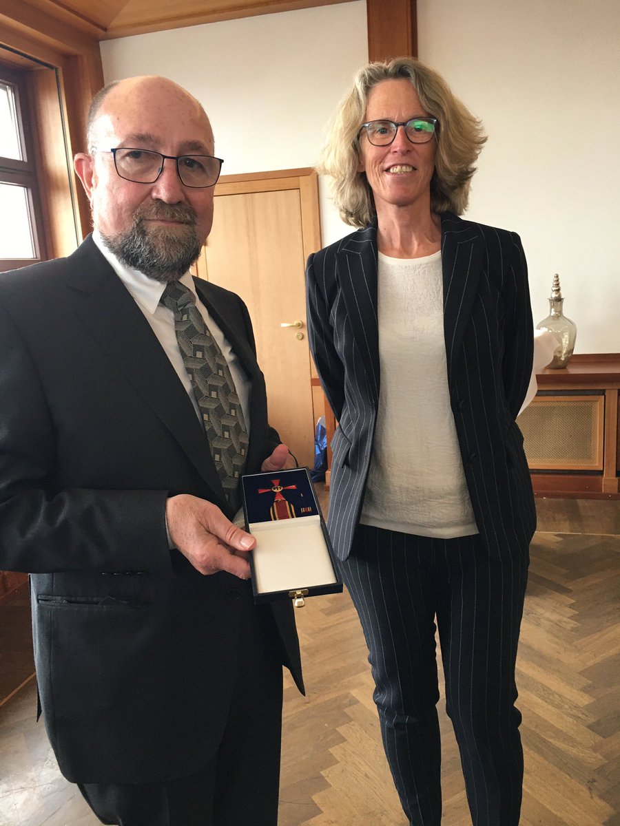 Gestern hat Harald Müller, ehemaliger Direktor der @HSFK_PRIF im @AuswaertigesAmt das Bundesverdienstkreuz für sein Lebenswerk und seine Verdienste in der Friedens- und Konfliktforschung und Rüstungskontrolle verliehen bekommen.