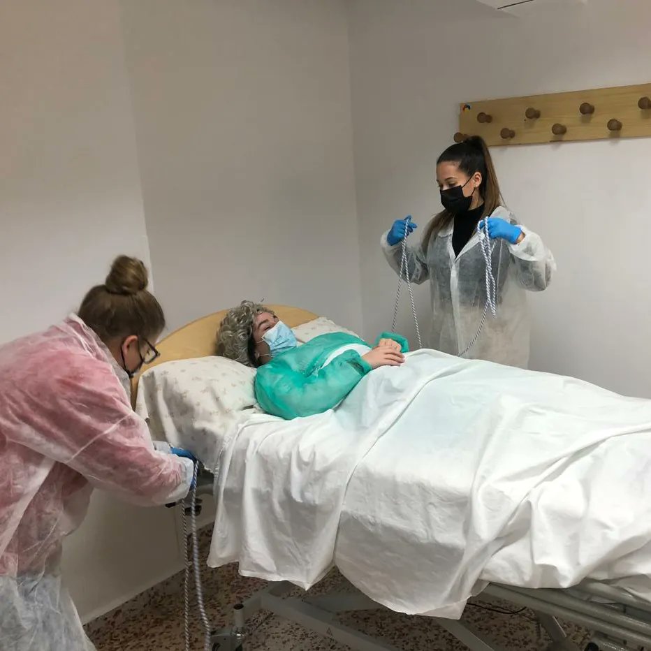 DH_Prime_GF's tweet photo. Los alumnos de 2° de APSD aprenden sobre las contenciones físicas utilizadas con las personas.
¿Consideras que vulnera los derechos humanos?
Esta actividad se ha realizado desde el módulo "Organización de la atención a las personas en situación de dependencia "
#DH_prime_GF https://t.co/XbbsJhfVJ6