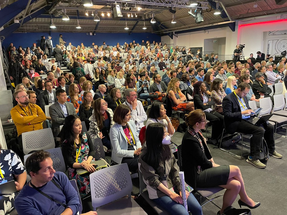 GenomicsEngland's tweet photo. Nearly 1,000 people are here in person at #GERS2022 to discuss all things genomics. Breakout sessions starting now in cancer, rare disease, policy &amp; initiatives, and emerging tech! You can still register to join the sessions online here - https://t.co/zfeMY8gjGp https://t.co/GIb2DNSrNP