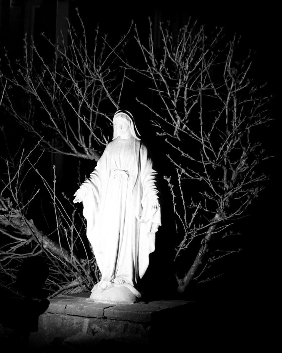 ghostmonsterkid's tweet photo. Some photos of some very creepy statues I came across while wandering the Corona neighborhood of Queens, NYC. https://t.co/bamKAvrcuU