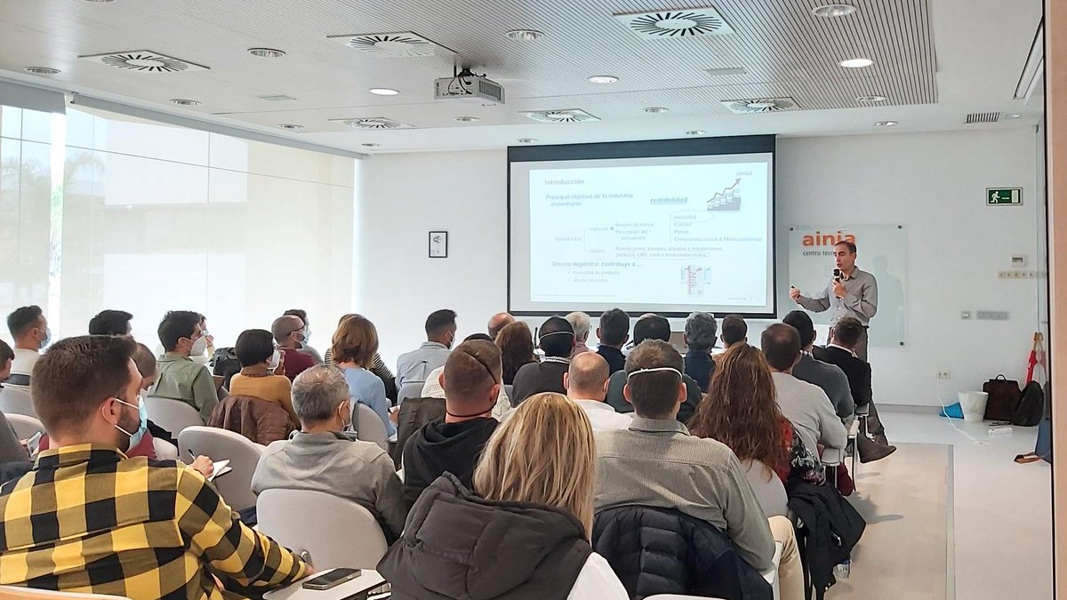ainiatecnologia's tweet photo. .@RafaSoro1 de AINIA durante su ponencia sobre "Diseño higiénico y sostenibilidad" durante la Jornada Estrategias para la mejora higiénica del entorno productivo, que estamos celebrando hoy en las instalaciones de AINIA.
#diseñohigienico #sostenibilidad #AINIALearning https://t.co/GBsdXVmnqy