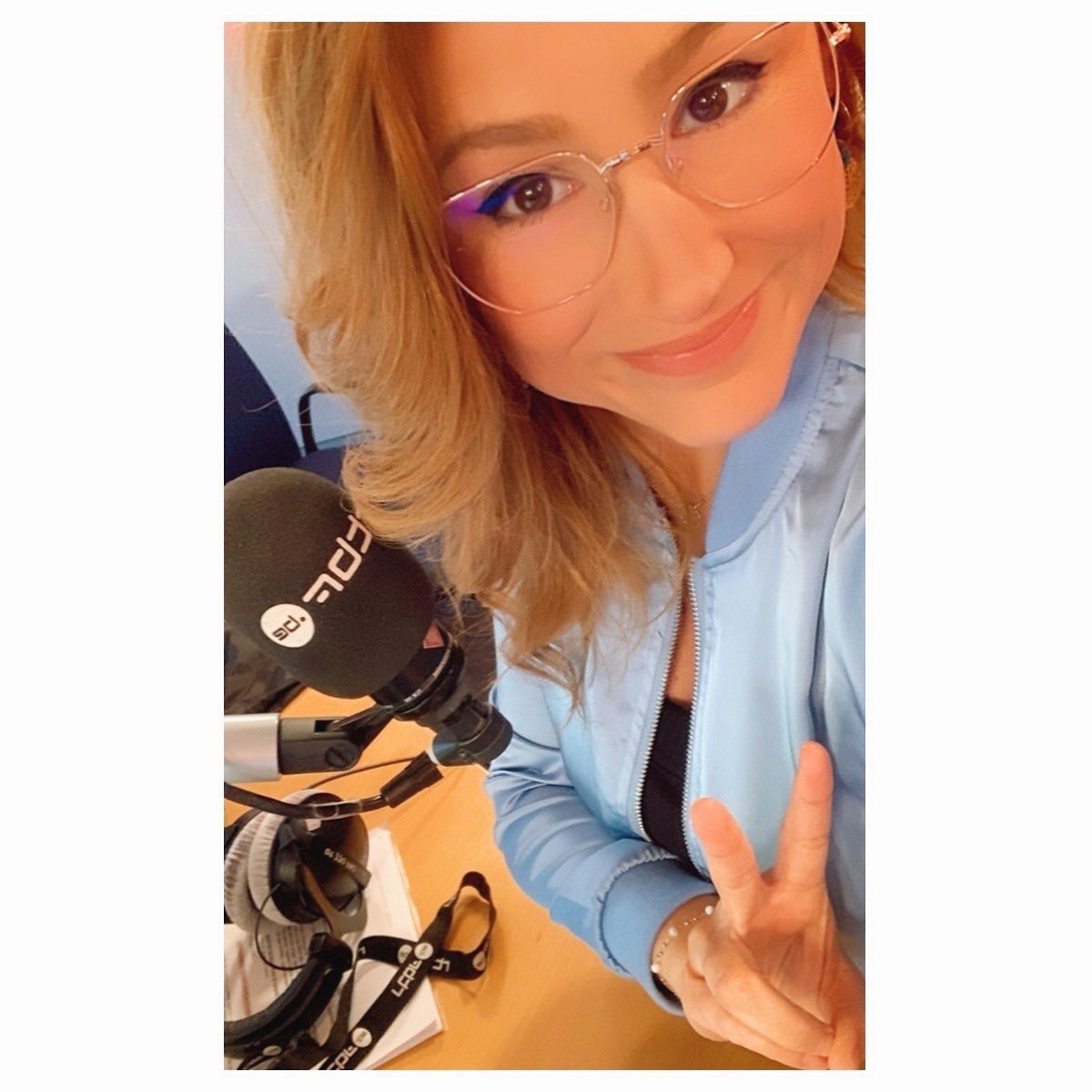 Je vous envoie du 💙💙💙 tout plein ! 

#happymercredi #smile #myjob #begrateful #positivevibes #goodmood #morning #radio #presenter #earlybird #news #culture #entertainment #brussels 

🧵Bomber designed in Belgium by <a href="/JNJOY/">J&JOY</a> 🪡