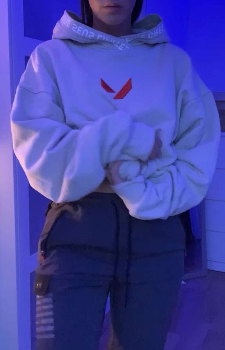ArmelleTV's tweet photo. J’avais reçu mes cadeaux du #fragartist mais je les avais pas montrer à cuicui 🥹
Merci de nous permettre de gagner des beaux cadeaux @VALORANTfr https://t.co/twB2IWgk3E