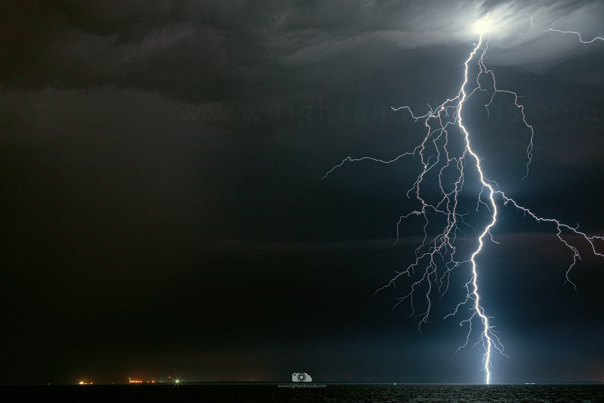 Chasseursorages's tweet photo. Foudre ramifiée sur l'océan Atlantique en Juillet 2019. Cliché de @lightandclouds réalisé depuis Saint-Palais-Sur-Mer en Charente-Maritime.
#orage #orages #ChasseursOrages #chasseursdorages #foudre #StPalaisSurMer #CharenteMaritime #lightning https://t.co/az59icN9rl
