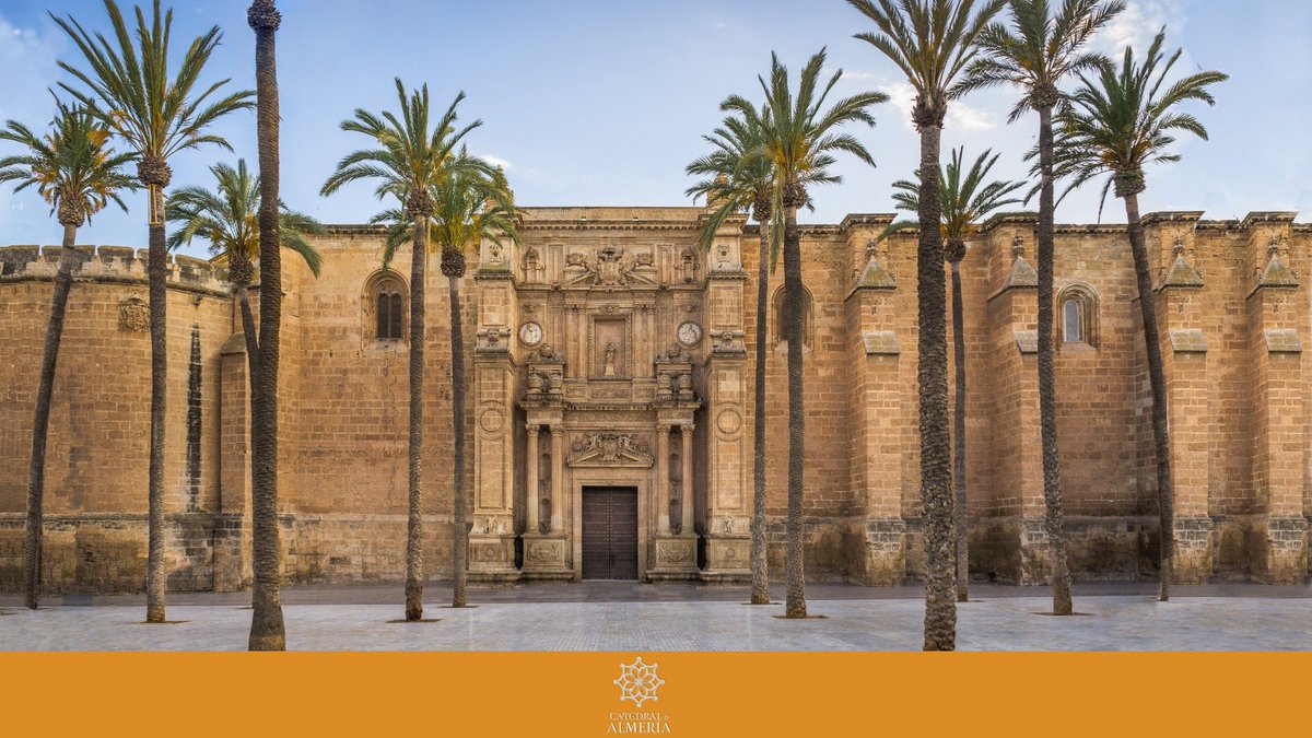 La situación de #Almería a orillas del mar #Mediterráneo convertía a la ciudad en blanco fácil de piratas berberiscos y argelinos durante el siglo XVI. ¡Ven a conocer la #Catedralfortaleza y toda su historia!
.
.
#CatedraldeAlmería #Historia #Visitaturistica