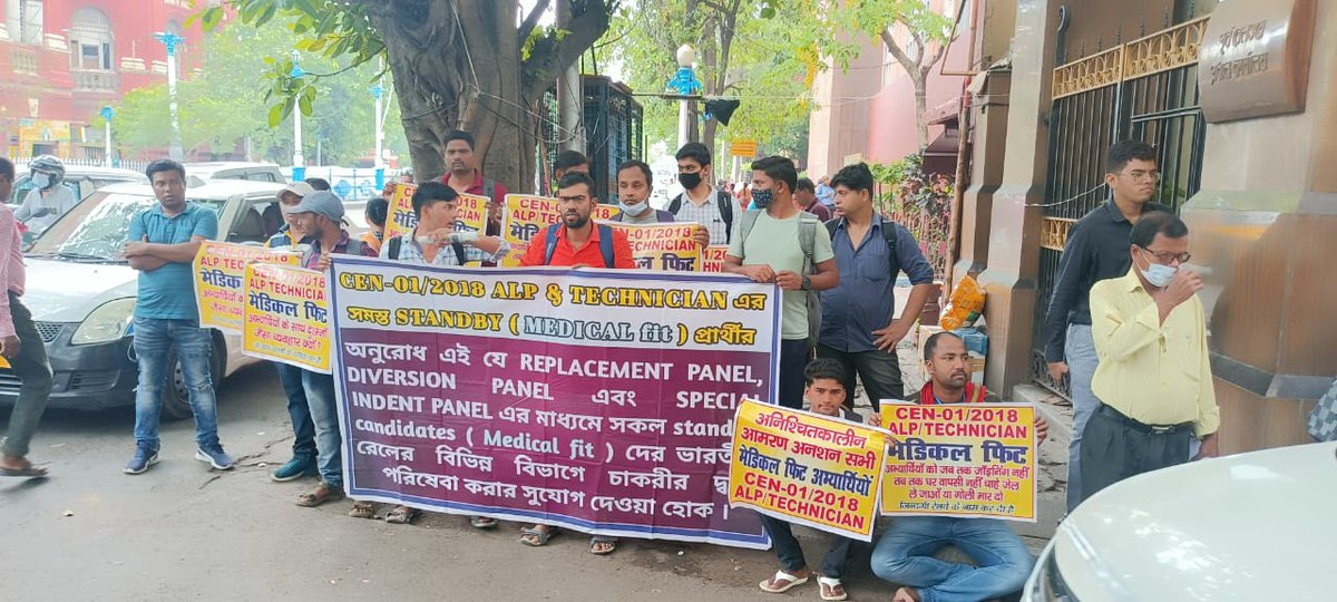 Raju64833134's tweet photo. रेल मंत्री जी आखिर कब तक हम मेडिकल फिट CEN. NO. 01/2018 ALP /TEH स्टैंड बाई कैंडिडेट अपनी जॉब का इंतजार करते रहेंगे।हमें हमारा हक दीजिए हमें भी रेलवे में सेवा करने का मौका दीजिए। प्लीज 🙏🏻🙏🏻
@AshwiniVaishnaw
@aajtak @ndtvindia @RailMinIndia @PMOIndia @EasternRailway  @AmitShah https://t.co/uLng9PQP2V